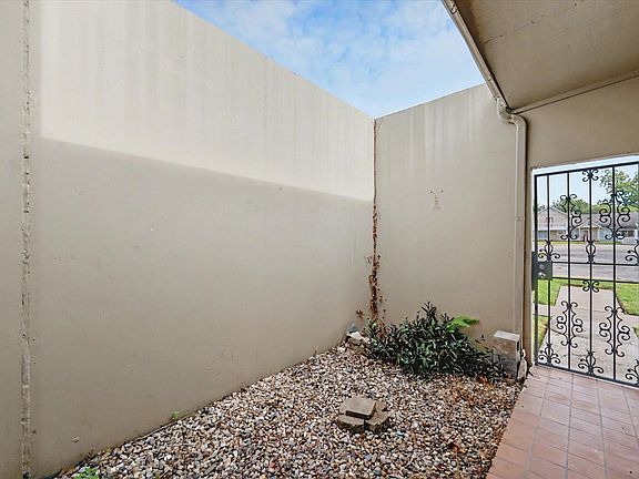 4th image of 800 N San Jacinto St APT 201