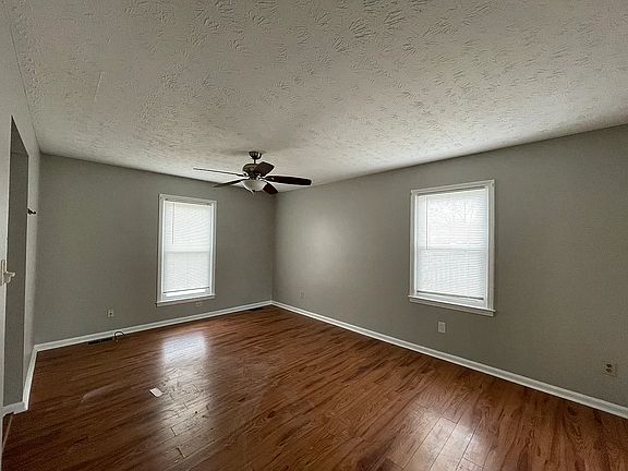 3rd image of 1073 Spring Run Rd