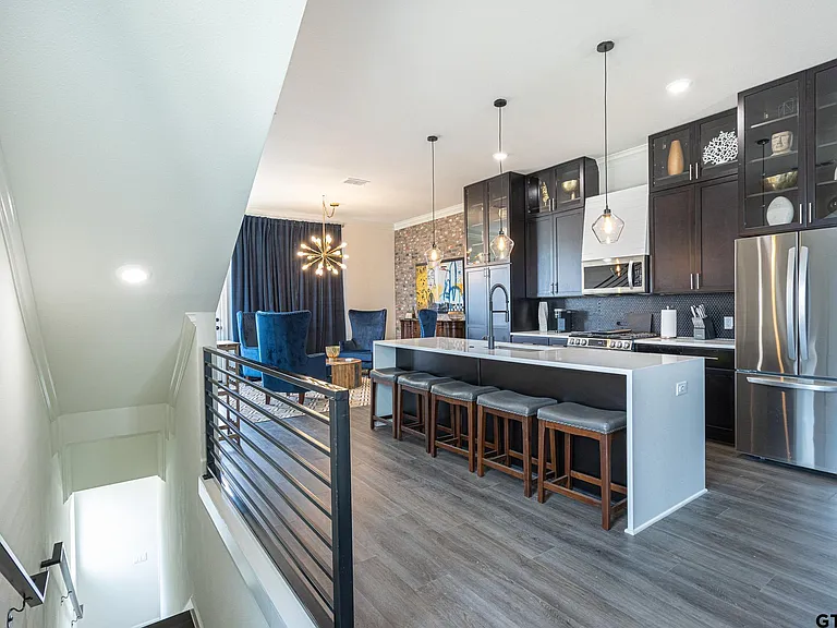540 W Erwin St — Photo 5