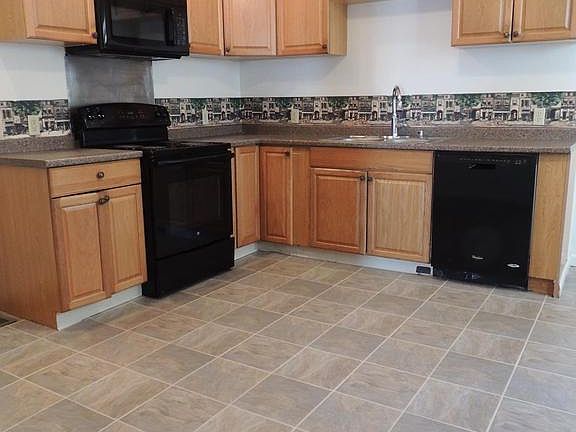4th image of 205 W 9th St