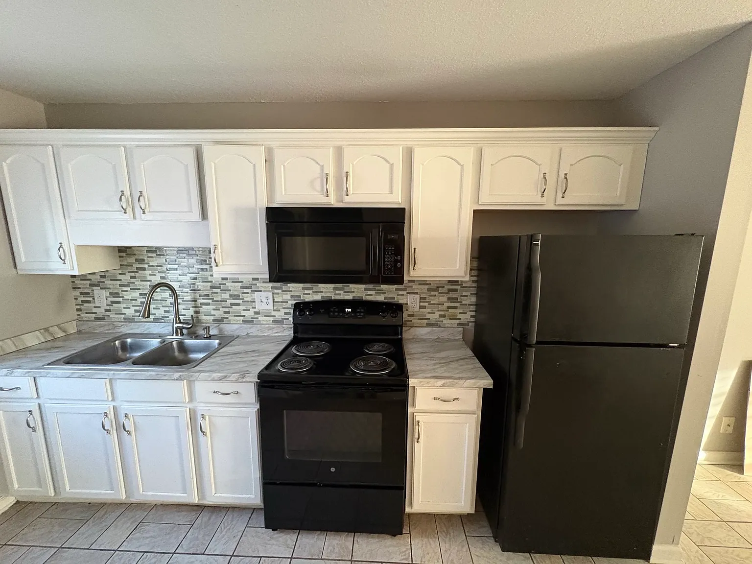3 bed, 1.5 bath, 1175 sqft, $1,350 — Photo 1