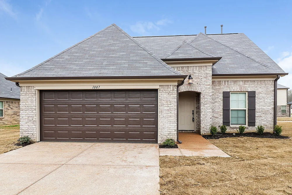 4 bed, 2.5 bath, 1894 sqft, $2,110 — Photo 1