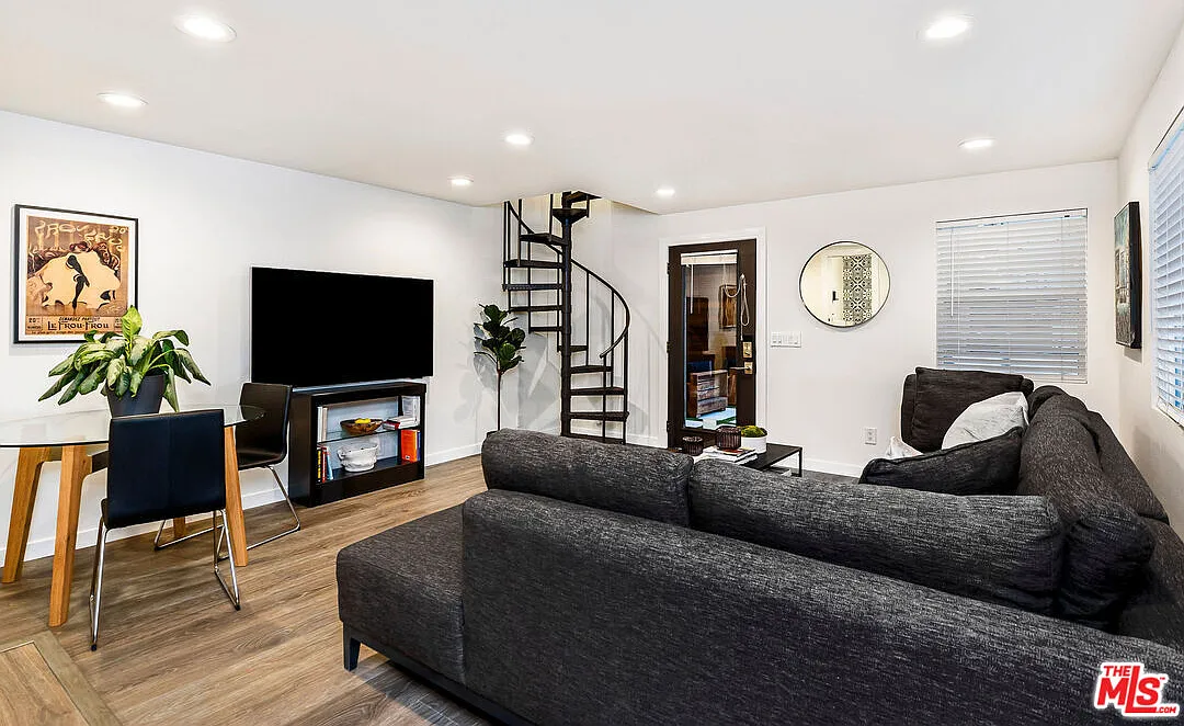 1 bed, 1.5 bath, 800 sqft, $3,200 — Photo 2