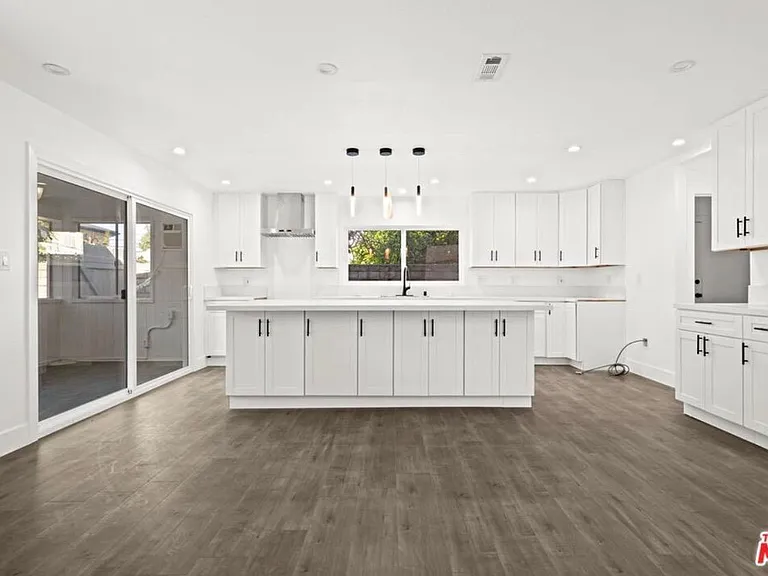 6257 Lindley Ave — Photo 5