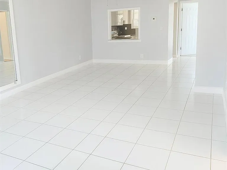 1001 SE 3rd St #3 — Photo 5
