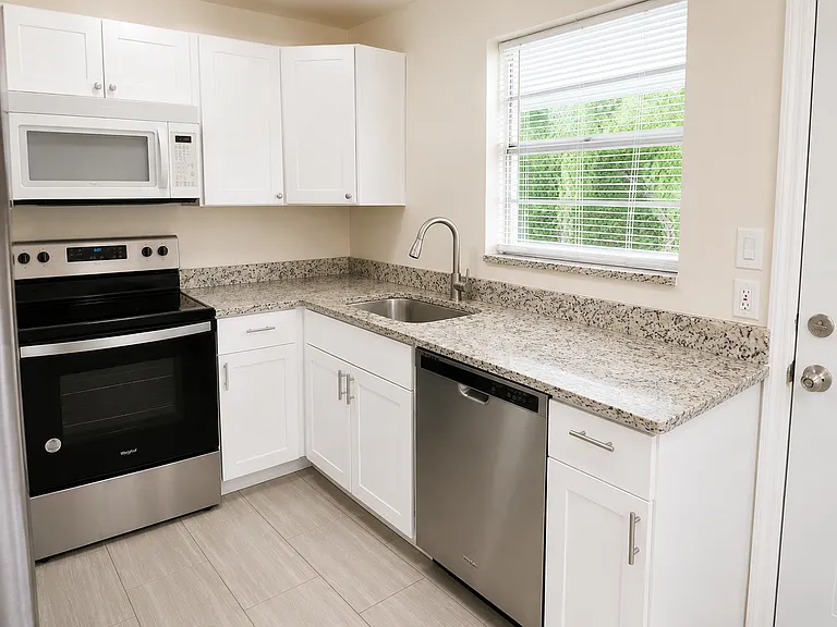 820 Central Dr — Photo 3