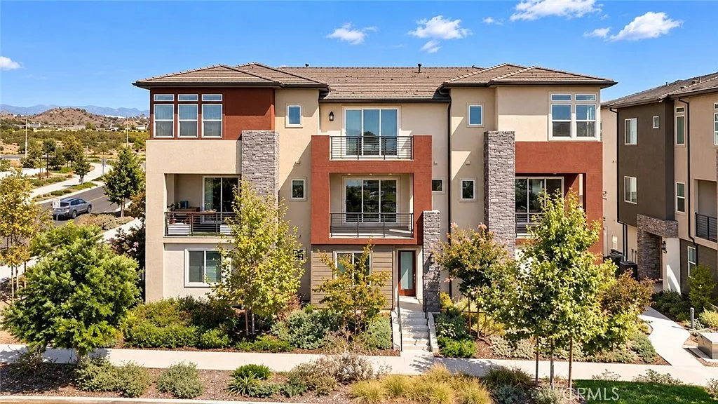 3 bed, 3.5 bath, 2064 sqft, $5,200 — Photo 1