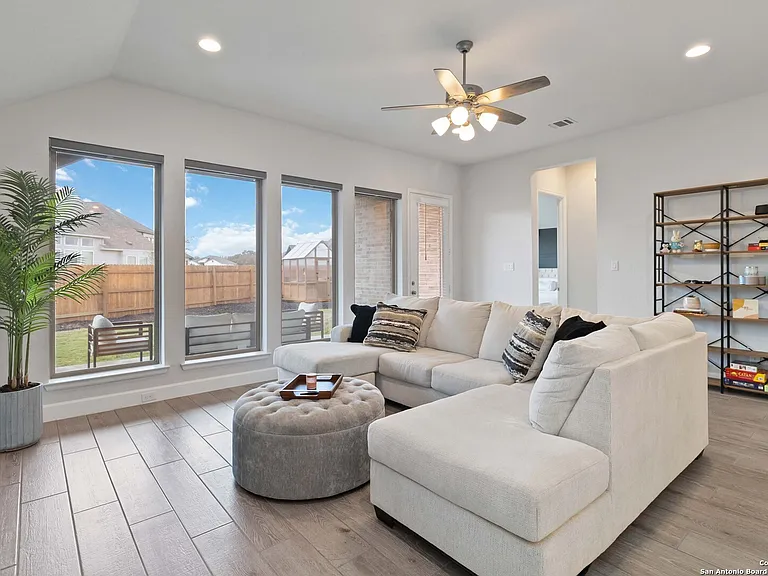 149 Red Oak Ln — Photo 3