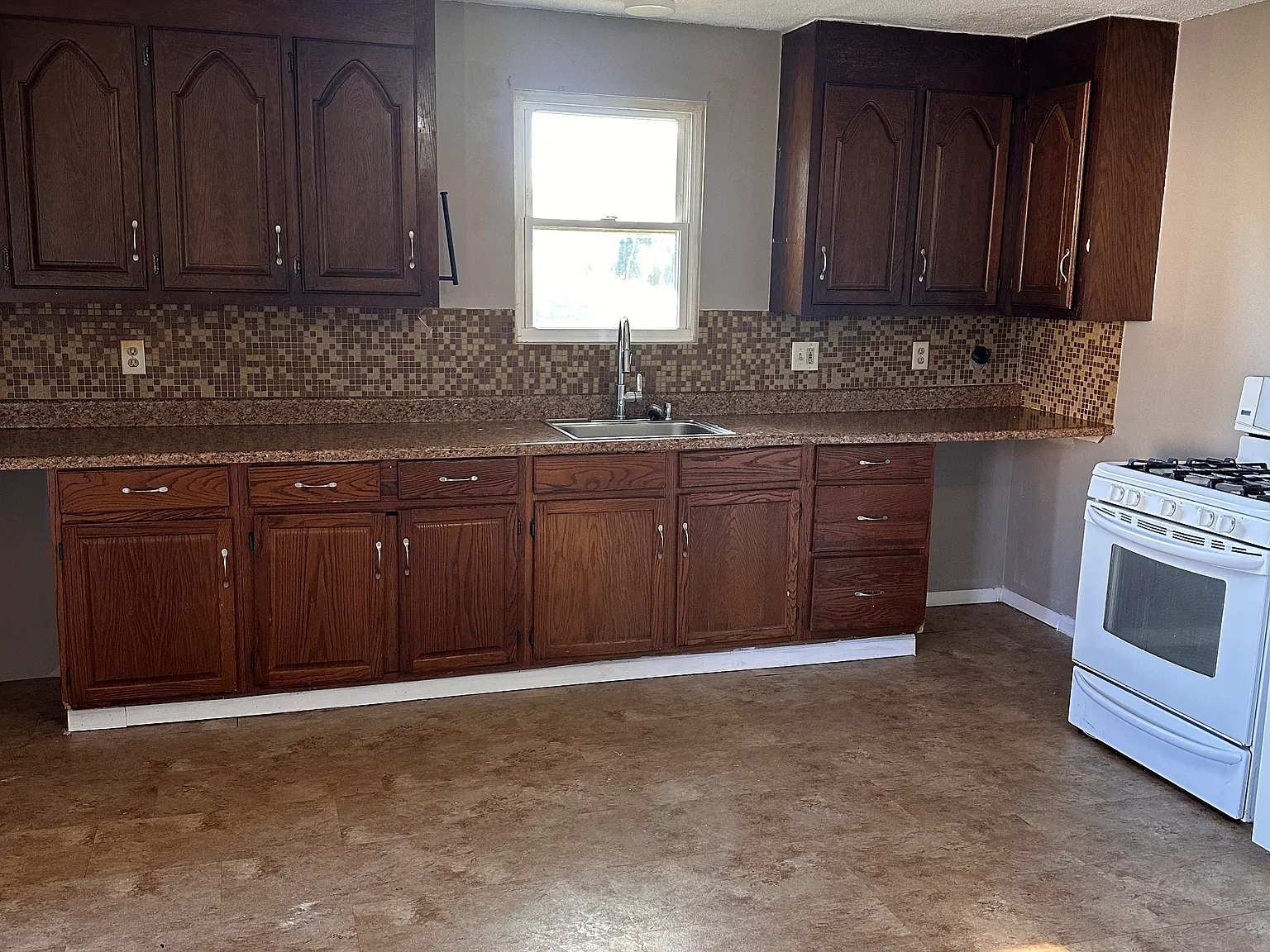 2 bed, 1.5 bath, 1300 sqft, $1,695 — Photo 2
