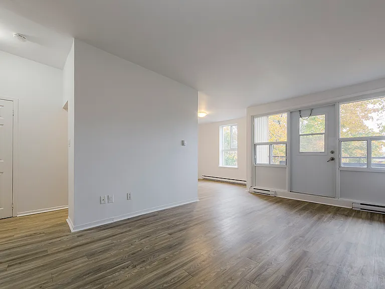 707 Dundas St W — Photo 4