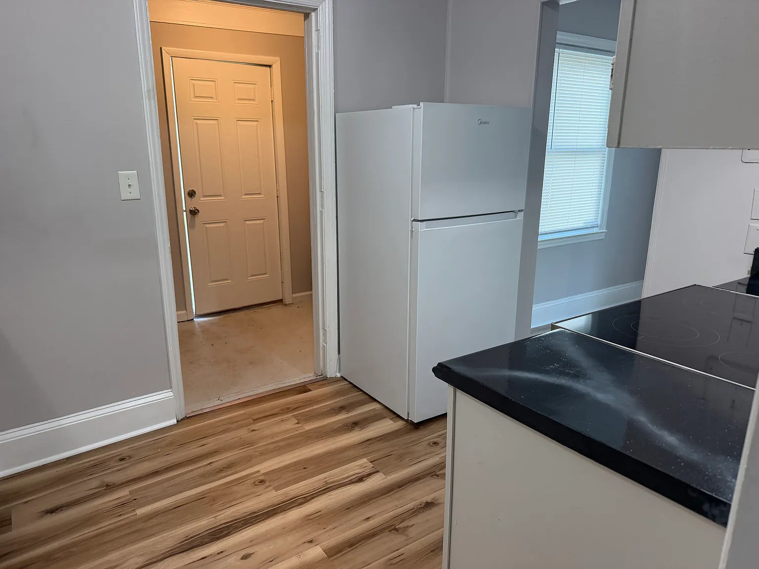 3 bed, 909 sqft, $1,300 — Photo 2