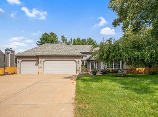565 Oak Creek Dr S, Vadnais Heights, MN 55127