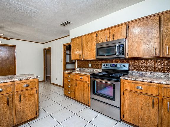 4th image of 2403 Wellington Dr