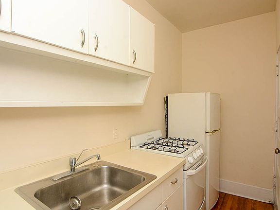3rd image of 951.5 W Cornelia Ave #M04r