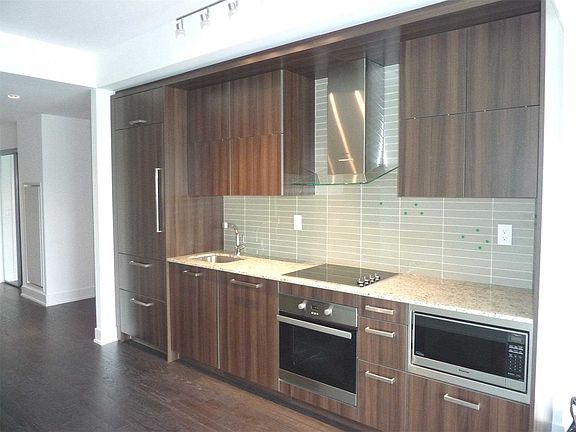 4th image of 3018 Yonge St #411