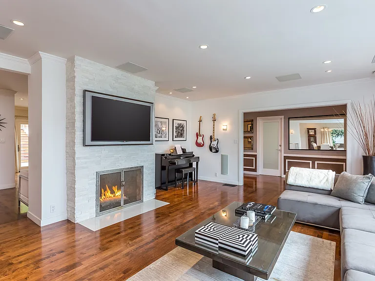 1321 Londonderry Pl — Photo 6