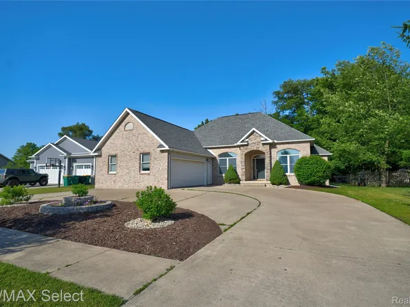 199 Brookside Dr, Flushing, MI 48433