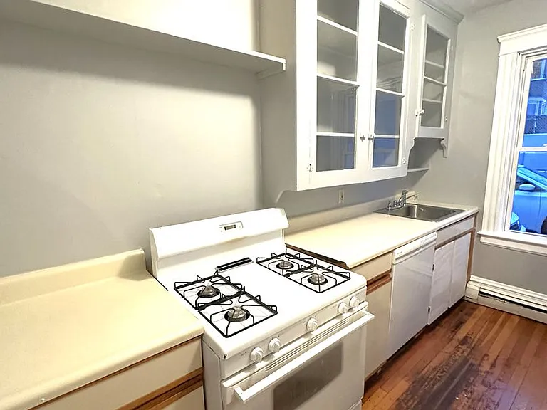 210 Howell St — Photo 2
