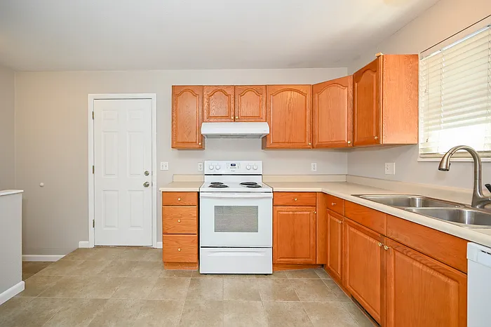 918 E Vics Rd — Photo 10