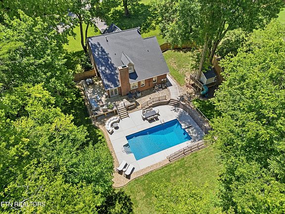 2nd image of 702 Knight Bridge Rd