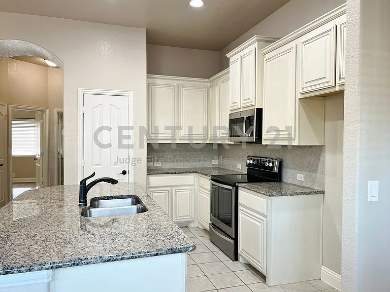 6613 Meadow Glen Dr — Photo 2