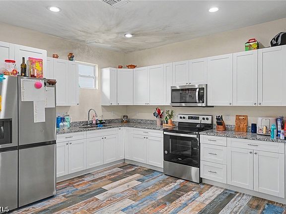 2nd image of 8006 Oakleaf Cir