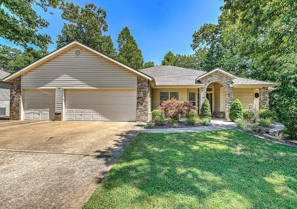 1st image of 16 Cullen Hills Dr
