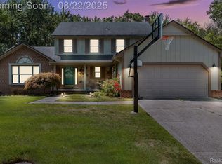20073 Stamford Dr, Livonia, MI 48152