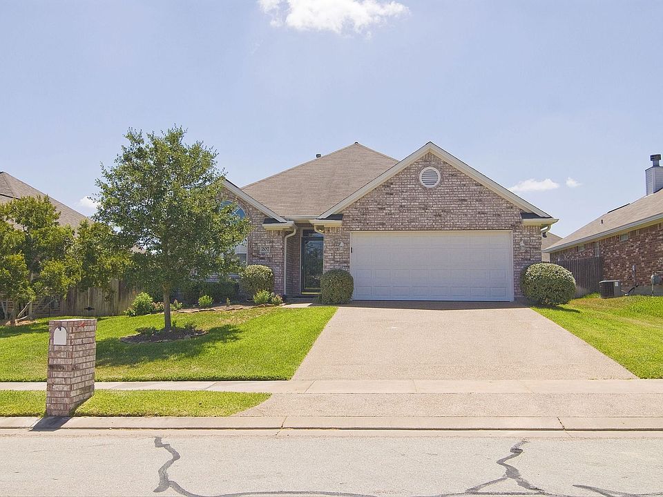 Just minutes from the Edelweiss Estates park and the Rock Prairie Elementary j