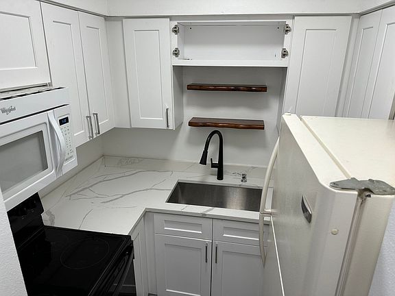 2nd image of 1717 E Jefferson St #102