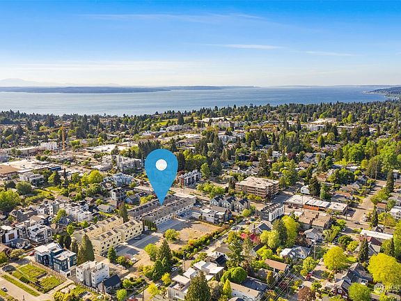 Location is everything - minutes from numerous parks, DT Ballard, Greenlake and more.>