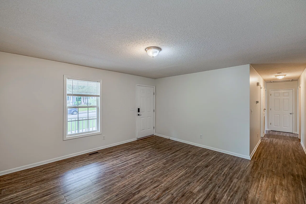 3 bed, 1200 sqft, $2,100 — Photo 3