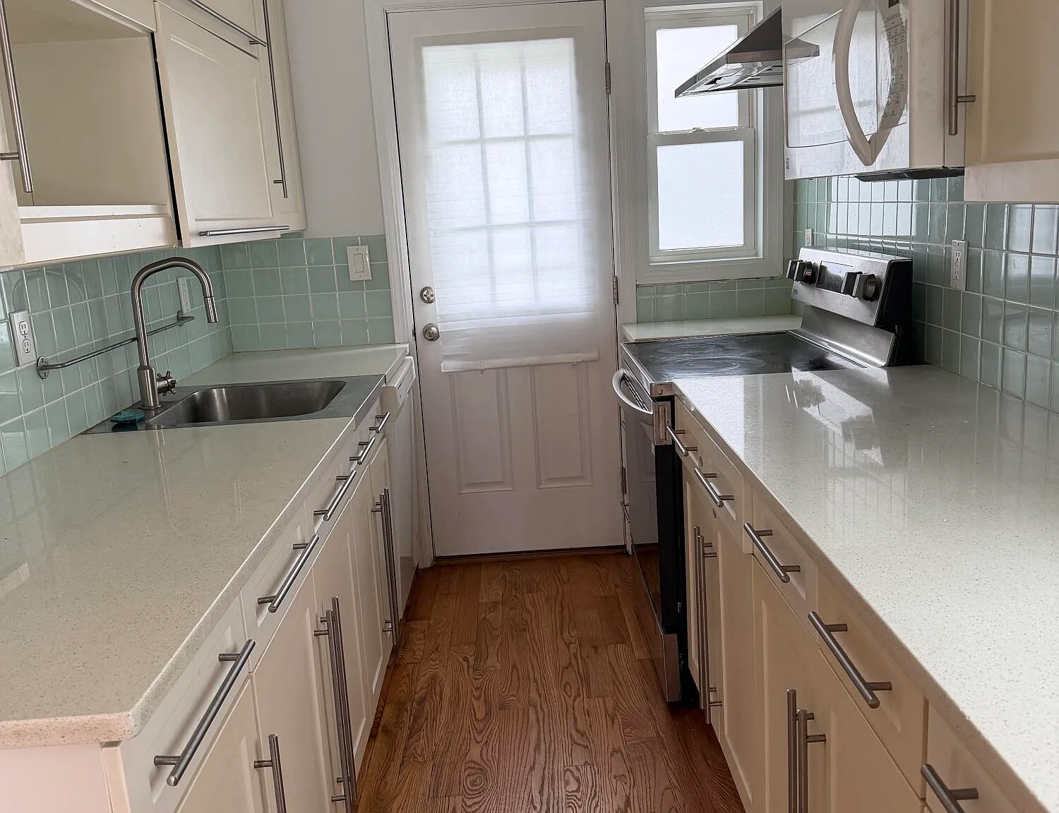 2 bed, 823 sqft, $2,600 — Photo 3