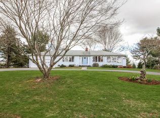 10 Carriage Hill Dr, Guilford, CT 06437
