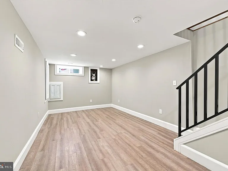 2337 E Fletcher St — Photo 23