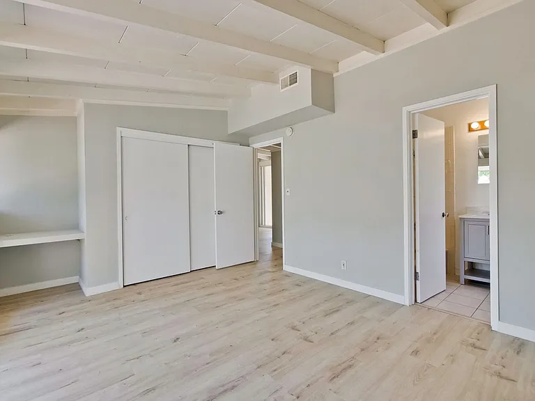 3049 Harding Ave — Photo 18