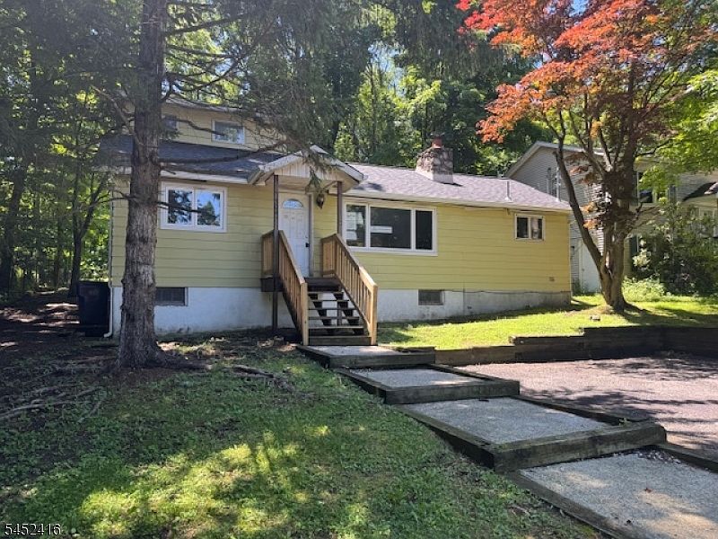 1st image of 304 E Lakeshore Dr