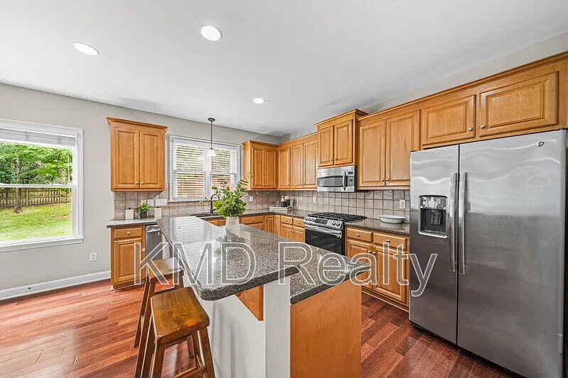 4 bed, 3.0 bath, 3400 sqft, $3,050 — Photo 4