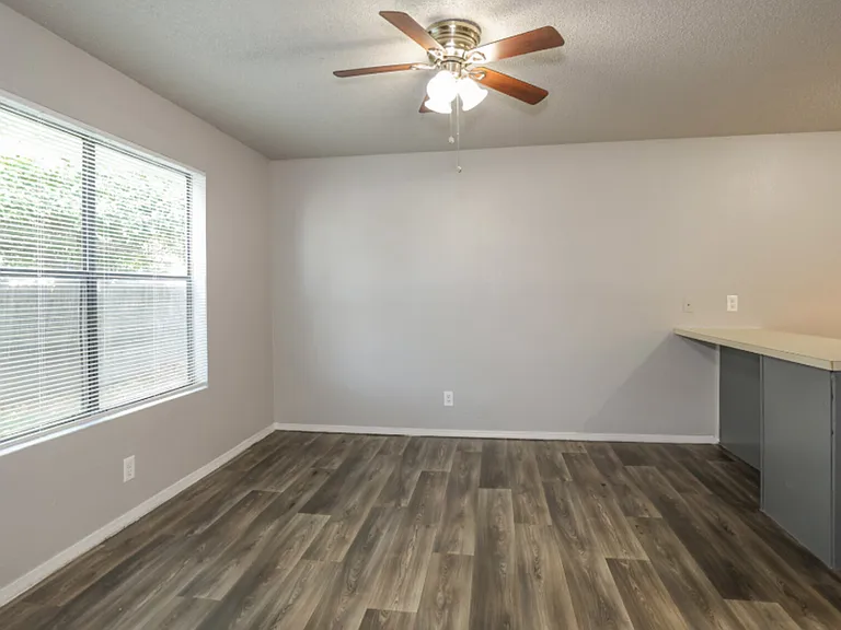 811 E Pecan St S — Photo 13