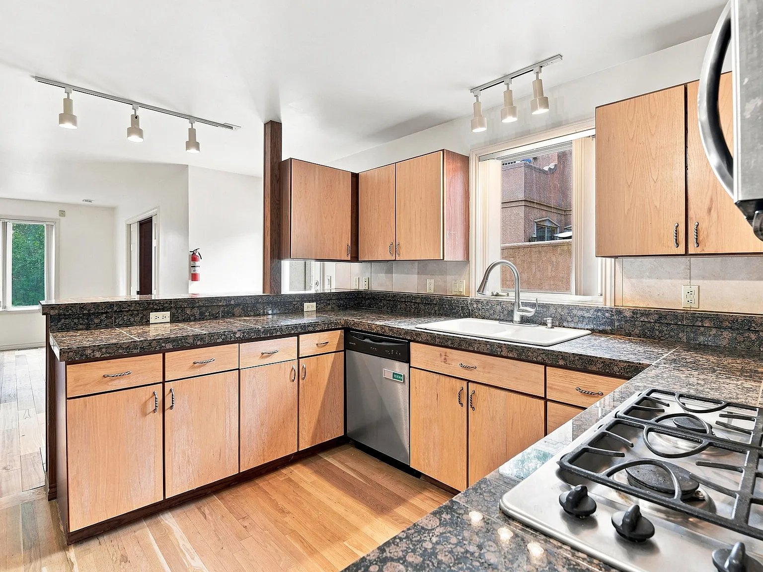 4 bed, 4000 sqft, $4,225 — Photo 3