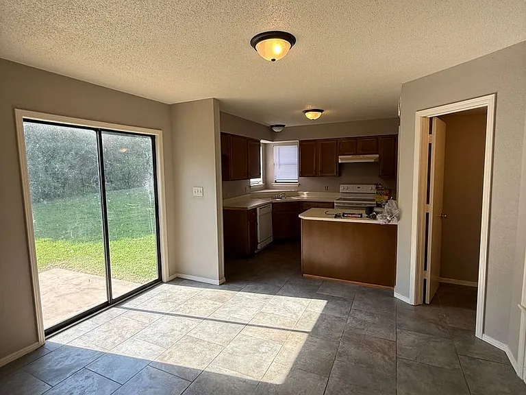 1502 Heather Ct — Photo 13