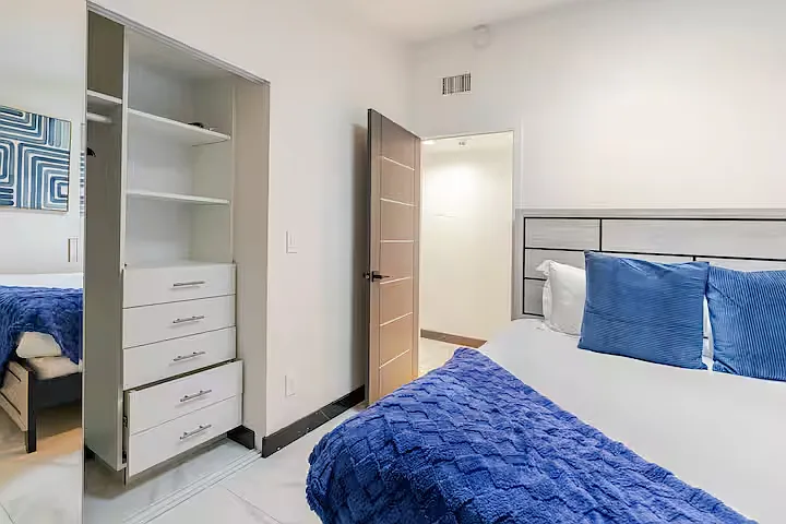 20412 Oxnard St — Photo 34