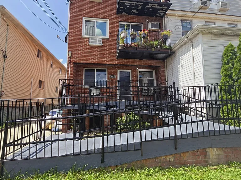 10-10 127th St #1A — Photo 7