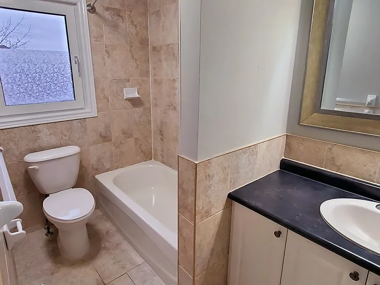 246 Lakeshore Rd — Photo 10