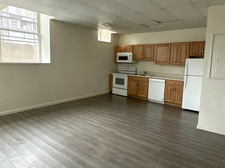 Grammery Court Apartments — Photo 6