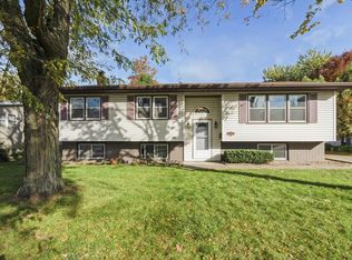 1080 Eisenhower Rd, Hiawatha, IA 52233