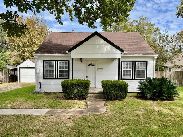 416 W Brazos Ave, West Columbia, TX 77486