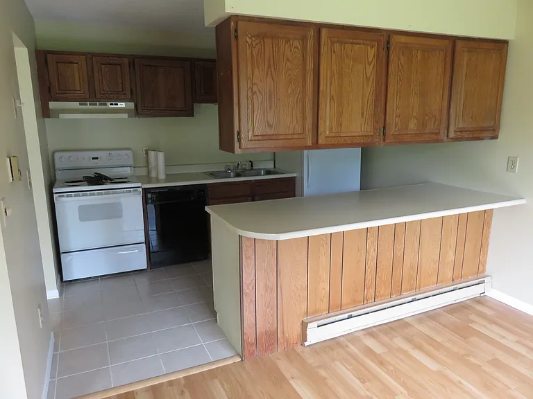 70 Twin Oaks Ter — Photo 3