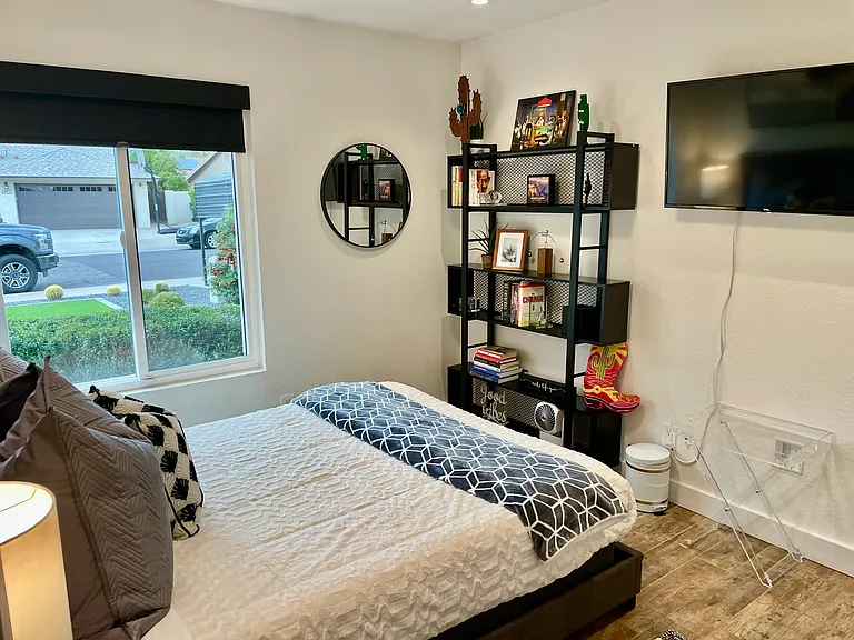 Queen bed room