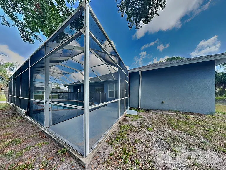 2793 W Price Blvd — Photo 15